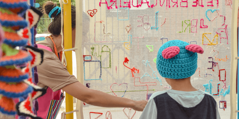 EntreFios, EntreLaços - Instalação de bordados coletivos e experimentação têxtil